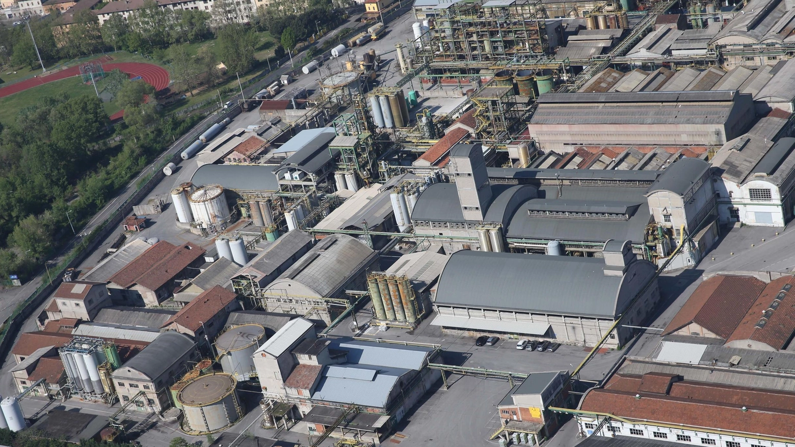 Una vista aerea della Caffaro, il sito industriale che attende da tempo di essere bonificato per rimarginare una delle più grandi ferite ambientali