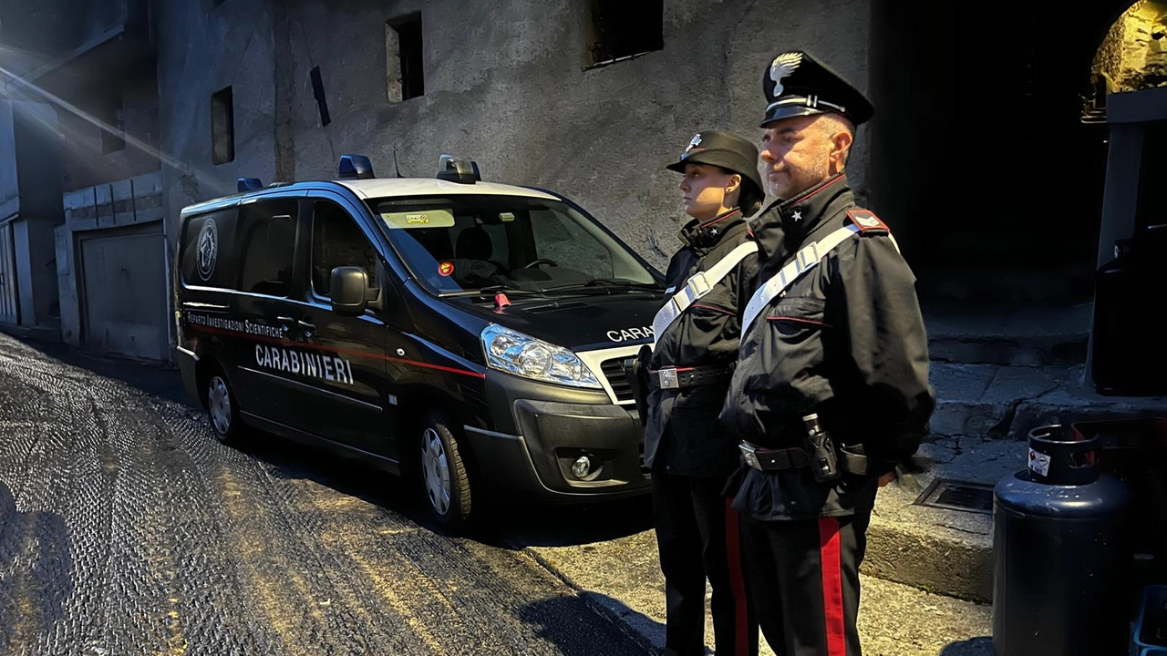 Carabinieri sul luogo del delitto a Garzeno Carabinieri sul luogo del delitto a Garzeno