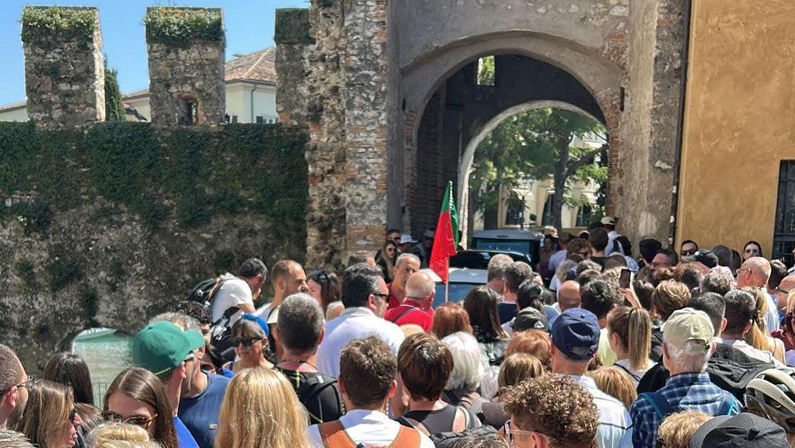 Marea di turisti sul lago di Garda, Sirmione ferma l’ipotesi ticket: “Niente chiusure ma assistenza”