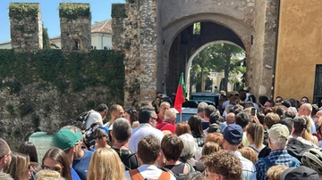 Marea di turisti sul lago di Garda, Sirmione ferma l’ipotesi ticket: “Niente chiusure ma assistenza”