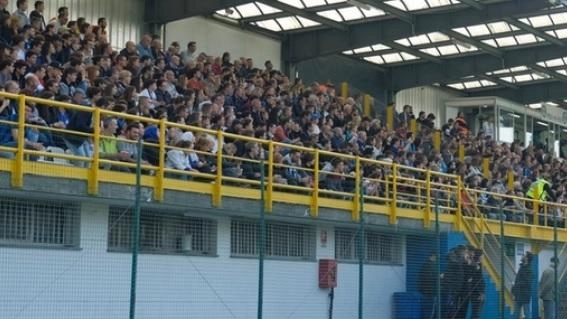 È caduto dagli spalti mentre applaudiva la sua squadra. È grave un tifoso 32enne del Chievo Verona, soccorso alle 16.30... È caduto dagli spalti mentre applaudiva la sua squadra. È grave un tifoso 32enne del Chievo Verona, soccorso alle 16.30...