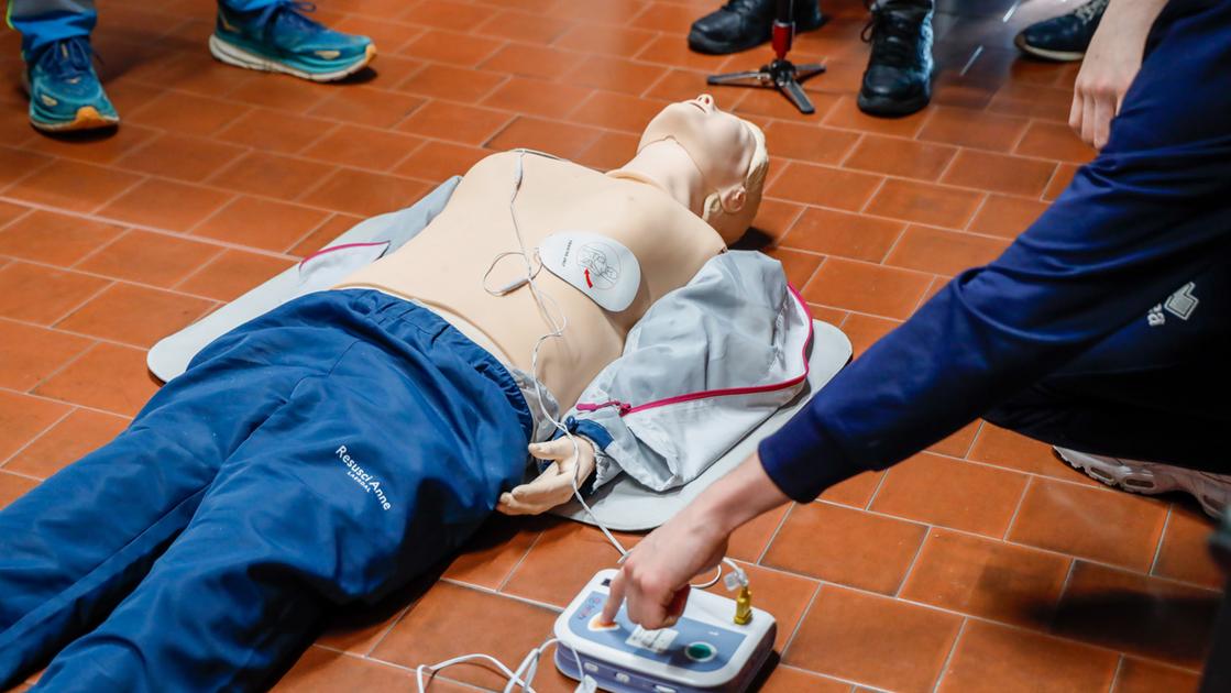Aiuto mia da Ilgiorno.it aiuto mia moglie è morta agente di polizia locale sente le urla e salva un anziana di legnano in arresto cardiaco