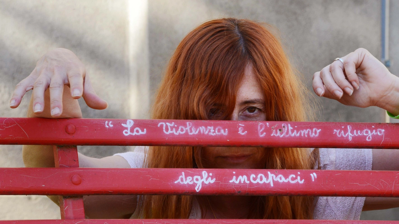 Una panchina rossa contro la violenza sulle donne Una panchina rossa contro la violenza sulle donne