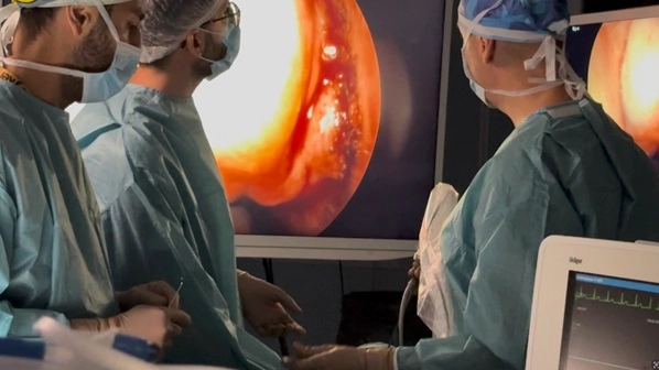 Cremona, scopre per caso di essere affetta da meningocele: 17enne operata in endoscopia. Un momento dell'intervento Cremona, scopre per caso di essere affetta da meningocele: 17enne operata in endoscopia. Un momento dell'intervento