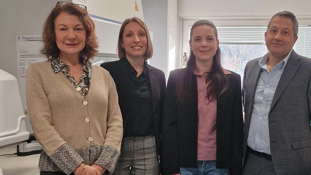 Da sinistra Flavia Marinelli, Chiara Tesi, Valentina Rabattoni e. Loredano Pollegioni Da sinistra Flavia Marinelli, Chiara Tesi, Valentina Rabattoni e. Loredano Pollegioni