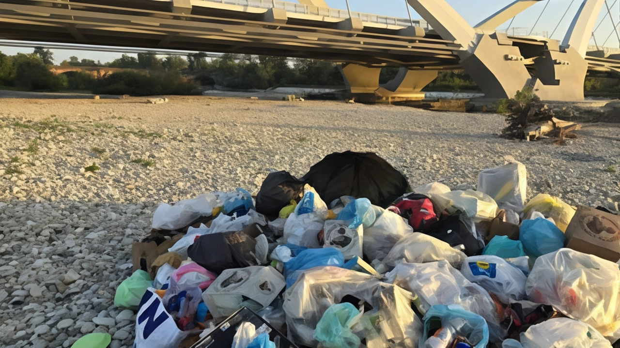 I rifiuti abbandonati sulle spiagge sotto il ponte non ancora aperto I rifiuti abbandonati sulle spiagge sotto il ponte non ancora aperto