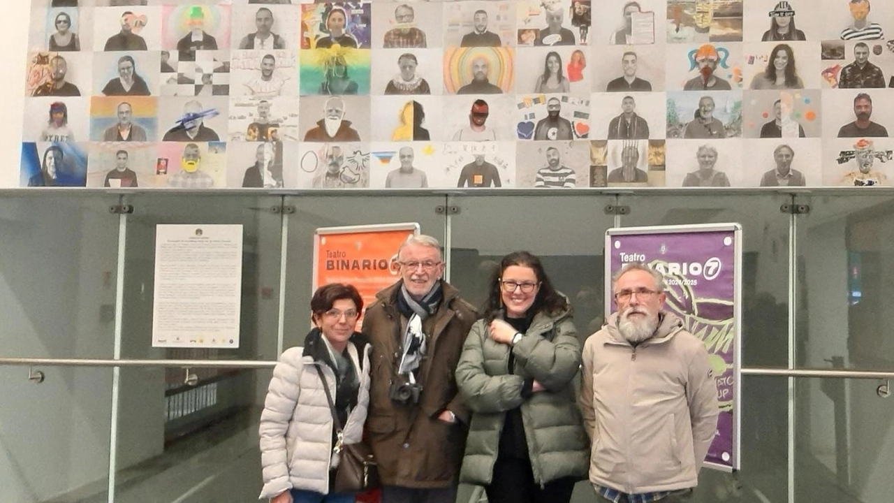 Valentina Ragaini Armando Fettolini Simona Bartolena e Giacomo Nuzzo sotto al collage di fotografie Valentina Ragaini Armando Fettolini Simona Bartolena e Giacomo Nuzzo sotto al collage di fotografie