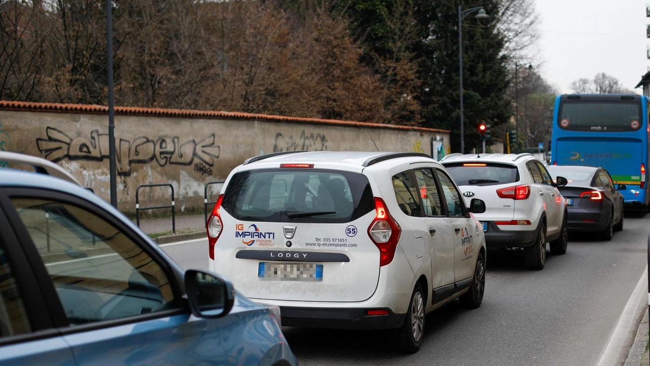 Traffico in tilt a Cornaredo Bareggio e Settimo nel tratto extraurbano della. statale 11 Padana Superiore