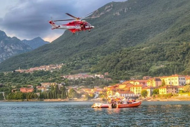 Le squadre dei sommozzatori e l'elisoccorso arrivato da Malpensa intervenuti per i soccorsi