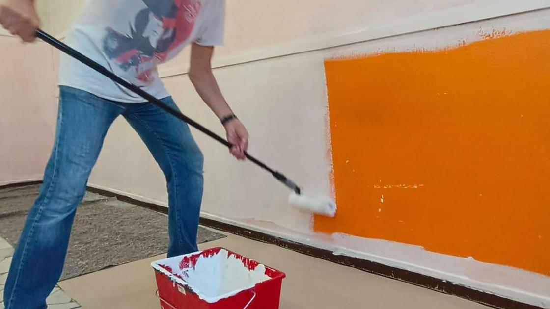 Rho, genitori a scuola. Pennelli, colori e passione: "Un esempio per i figli" Rho, genitori a scuola. Pennelli, colori e passione: "Un esempio per i figli"