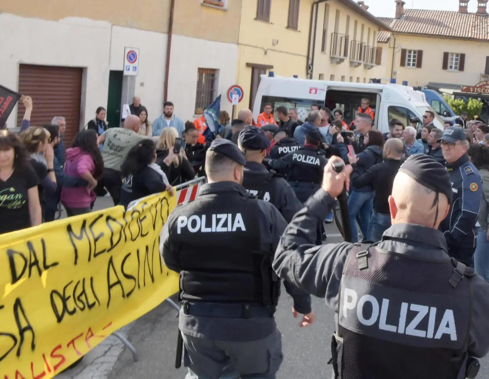 Corsa degli asini con contestazione