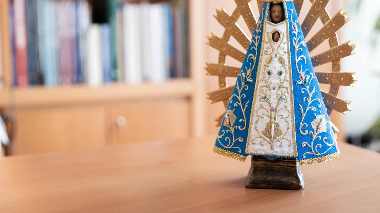 Il regalo, voluto da Papa Francesco e giunto a destinazione poco dopo la sua morte, è una piccola statua di... Il regalo, voluto da Papa Francesco e giunto a destinazione poco dopo la sua morte, è una piccola statua di...