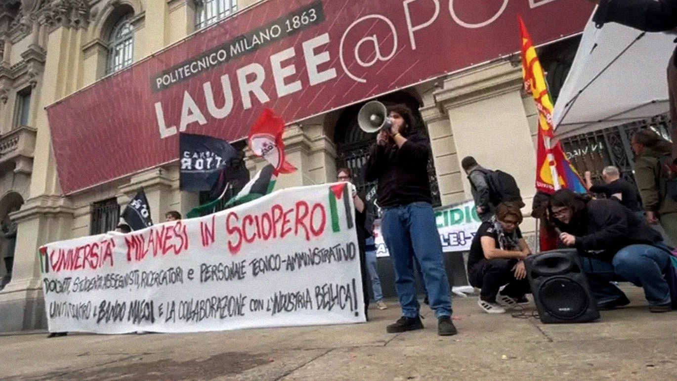 La protesta degli studenti davanti al Politecnico di Milano