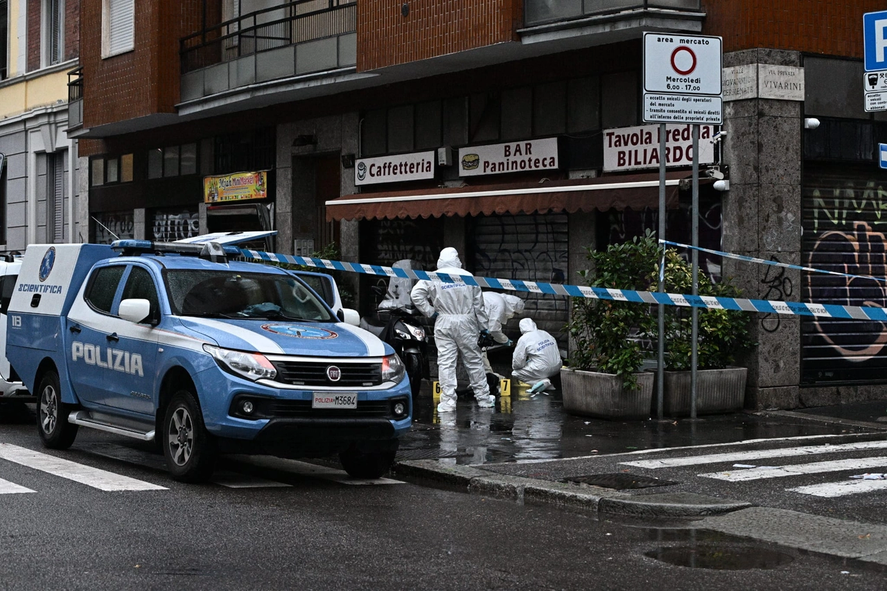 La polizia scientifica al lavoro davanti alla tavola calda