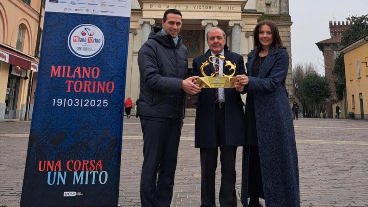 Il sindaco Andrea Orlandi, il direttore di RCS Ciclismo Mauro Vegni e l'assessore Borghetti Il sindaco Andrea Orlandi, il direttore di RCS Ciclismo Mauro Vegni e l'assessore Borghetti