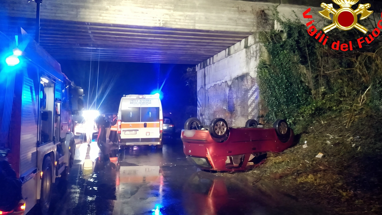 L’auto si è schiantata all’imbocco del sottopasso ferroviario e si è ribaltata. Dall’utilitaria, una Fiat Punto rossa, sono comunque riusciti... L’auto si è schiantata all’imbocco del sottopasso ferroviario e si è ribaltata. Dall’utilitaria, una Fiat Punto rossa, sono comunque riusciti...