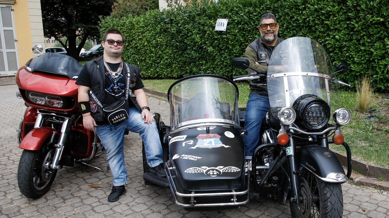 Damiano Polonio, a sinistra, e Gian Pietro Papasodero: i ragazzi si alternano tra loro percorrendo varie tappe e ritrovandosi tutti insieme alla partenza e all’arrivo del tour