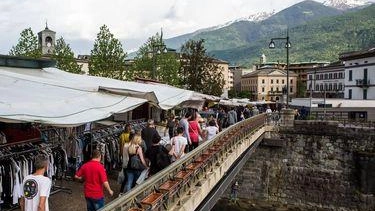 Abbigliamento, soprattutto, ma anche caramelle, biancheria, sfiziosità alimentari e le immancabili dimostrazioni dal vivo di utensili per la cucina o... Abbigliamento, soprattutto, ma anche caramelle, biancheria, sfiziosità alimentari e le immancabili dimostrazioni dal vivo di utensili per la cucina o...