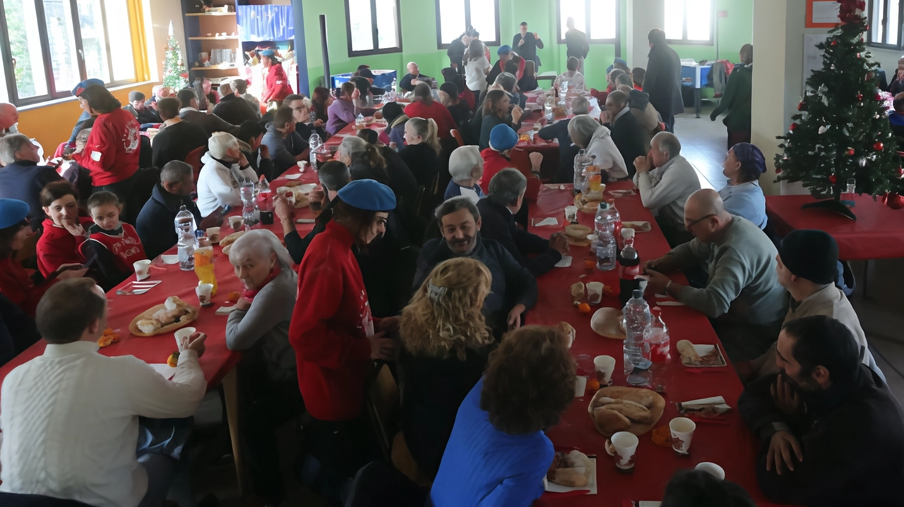Associazioni, religiosi e rete di contrasto alla povertà con il Comune hanno offerto il tipico pranzo delle feste a un centinaio di senzatetto. Associazioni, religiosi e rete di contrasto alla povertà con il Comune hanno offerto il tipico pranzo delle feste a un centinaio di senzatetto.