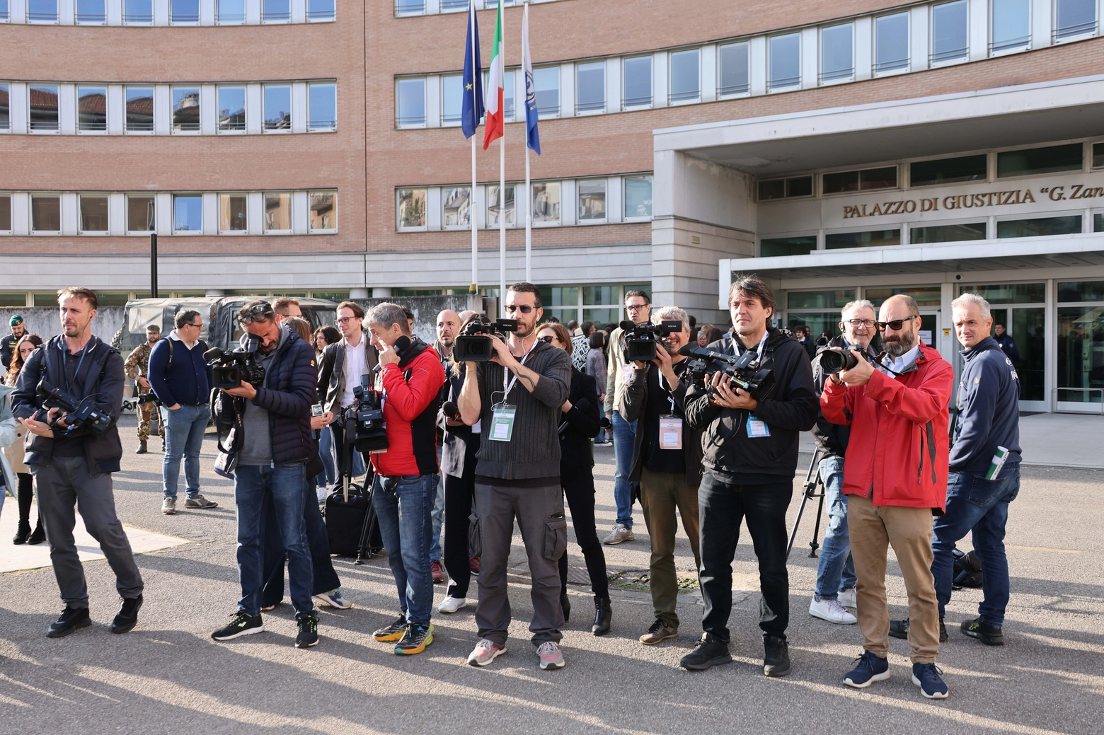 Giornalisti fuori dal tribunale di Brescia dov'è in corso la seconda udienza per la revisione del processo sulla strage di Erba