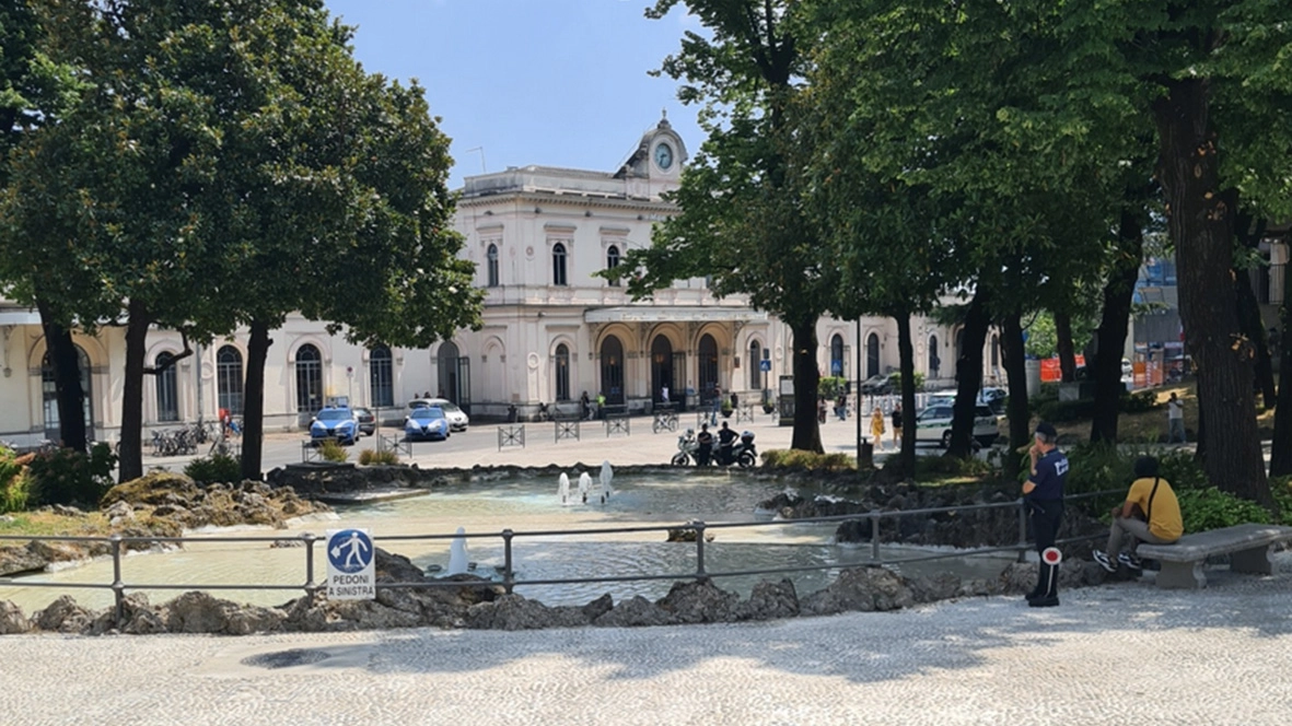 Una parte del piazzale della stazione di Monza presenta già alcuni danni a poco più di un mese dal termine dell’intervento di restyling