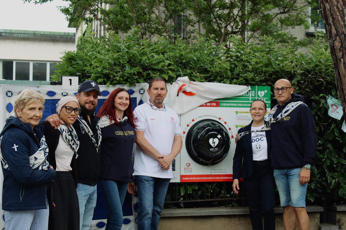 Il fratello muore all’improvviso, la famiglia dona un defibrillatore per salvare vite a Parabiago: “Nessuno provi più dolore” Il fratello muore all’improvviso, la famiglia dona un defibrillatore per salvare vite a Parabiago: “Nessuno provi più dolore”