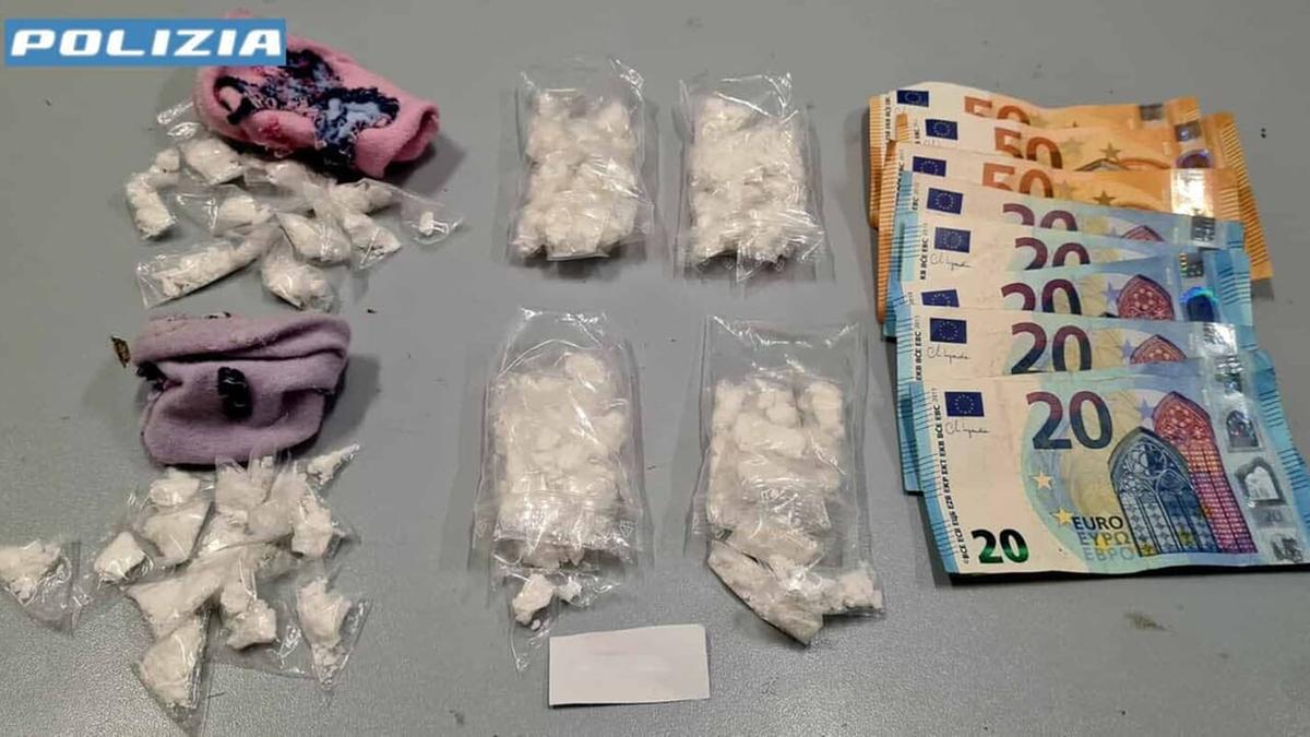 Milano, si schianta con l’auto e arriva la polizia: 86 dosi di cocaina trovate dentro alcuni calzini. Arrestato Milano, si schianta con l’auto e arriva la polizia: 86 dosi di cocaina trovate dentro alcuni calzini. Arrestato