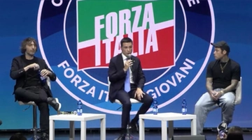 Fedez al Congresso dei Giovani di Forza Italia: “Oggi non voterei nessuno. La cosa buona è che Sala non si può ricandidare”