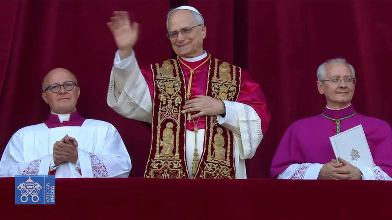 Un frame tratto dalla diretta video di Vatican Media mostra il momento in cui il nuovo Papa, il cardinale statunitense Robert Francis Prevost, si affaccia dalla loggia delle benedizioni, il balcone centrale della Basilica di San Pietro. Si chiamerà Leone XIV Un frame tratto dalla diretta video di Vatican Media mostra il momento in cui il nuovo Papa, il cardinale statunitense Robert Francis Prevost, si affaccia dalla loggia delle benedizioni, il balcone centrale della Basilica di San Pietro. Si chiamerà Leone XIV