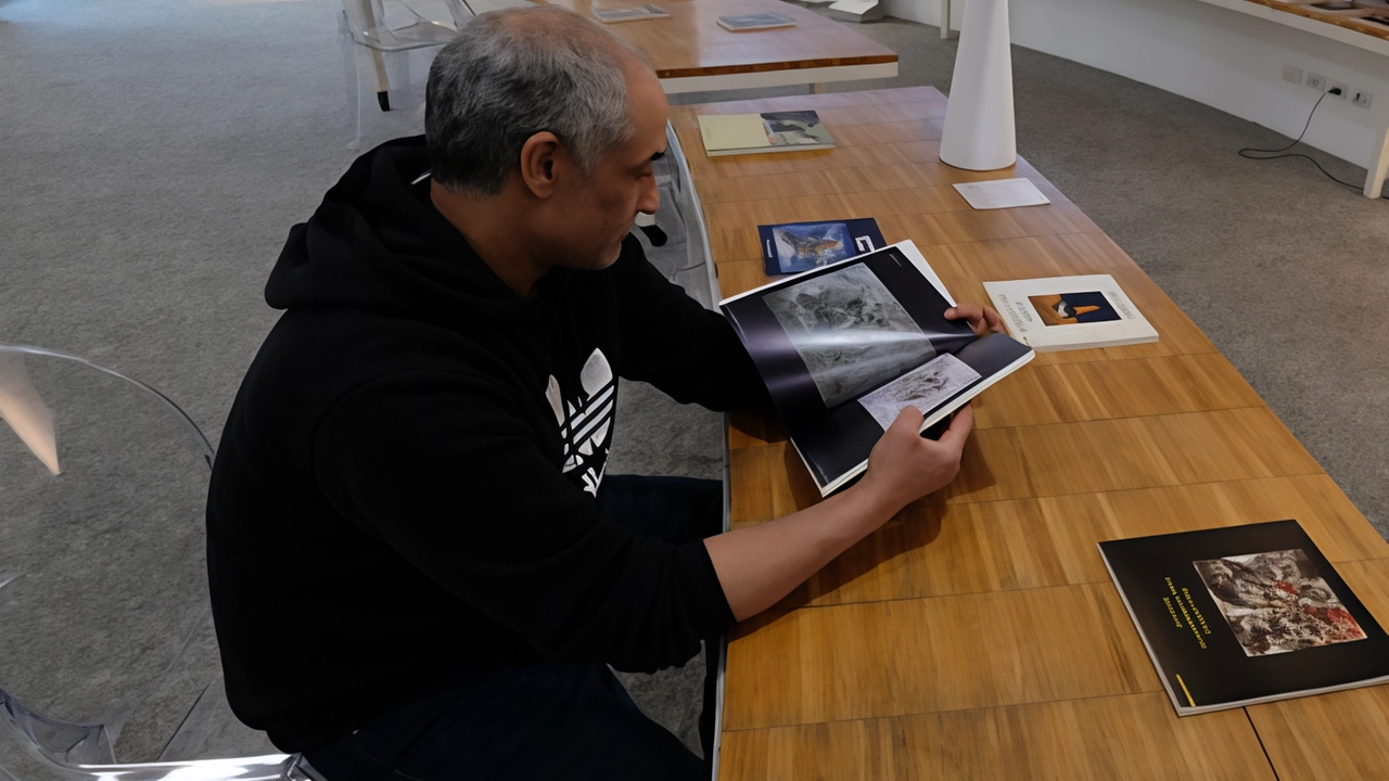 Due guide d’eccezione, il direttore del museo e l’artista stesso, per una visita speciale, condotti per mano tra i dipinti...