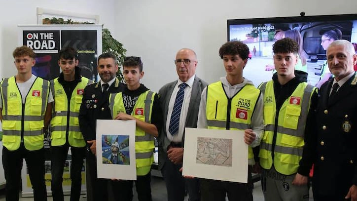 I ragazzi impegnati nel progetto On the Road, al centro l’assessore Ambrogio Moccia I ragazzi impegnati nel progetto On the Road, al centro l’assessore Ambrogio Moccia