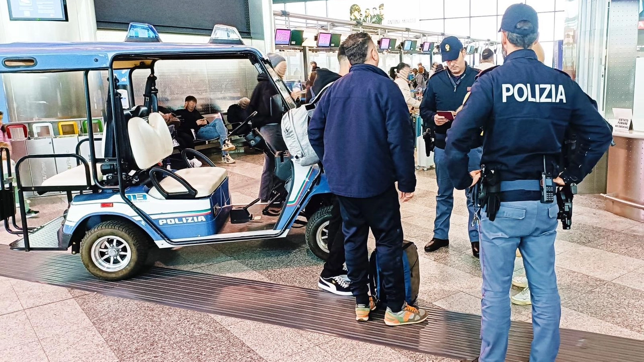 La polizia di frontiera è entrata in azione agli arrivi La polizia di frontiera è entrata in azione agli arrivi