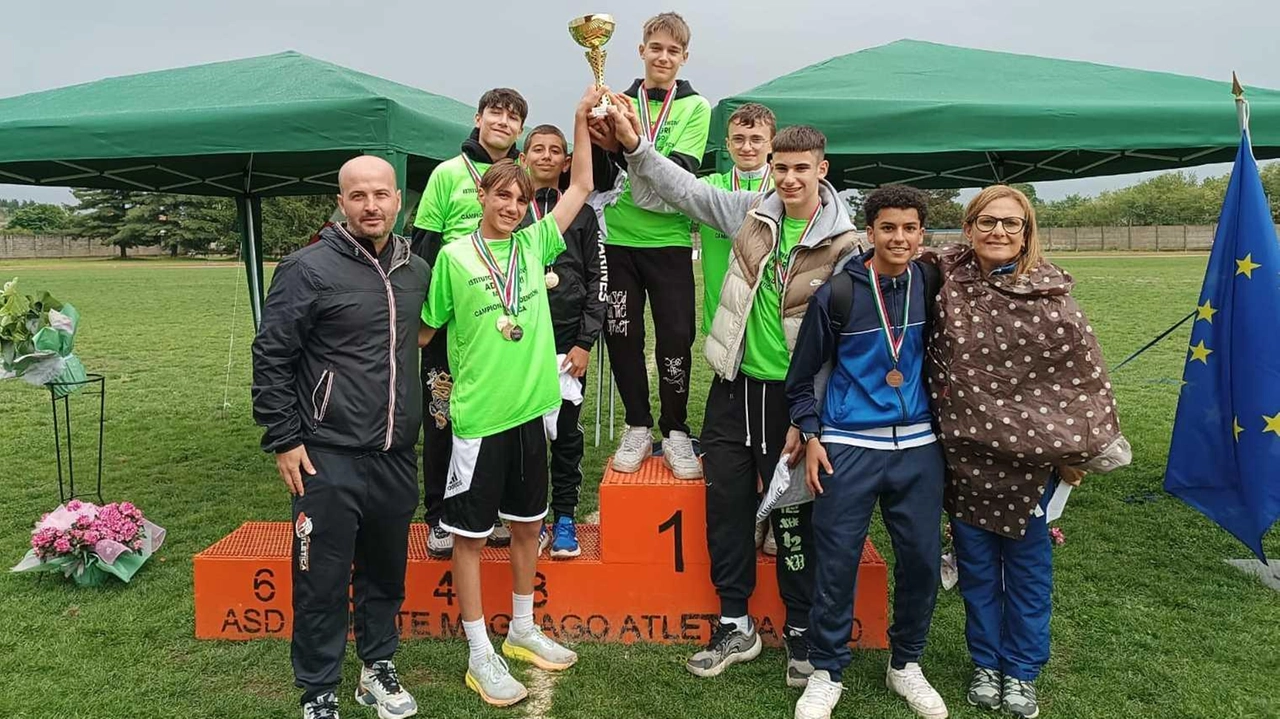 La premiazione della squadra maschile composta da sette ragazzi tutti nelle primissime posizioni La premiazione della squadra maschile composta da sette ragazzi tutti nelle primissime posizioni