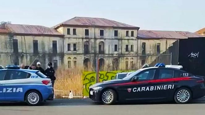 Il blitz ieri mattina nel cantiere della caserma Montelungo, in città. Gli agenti della polizia, con il supporto dei... Il blitz ieri mattina nel cantiere della caserma Montelungo, in città. Gli agenti della polizia, con il supporto dei...