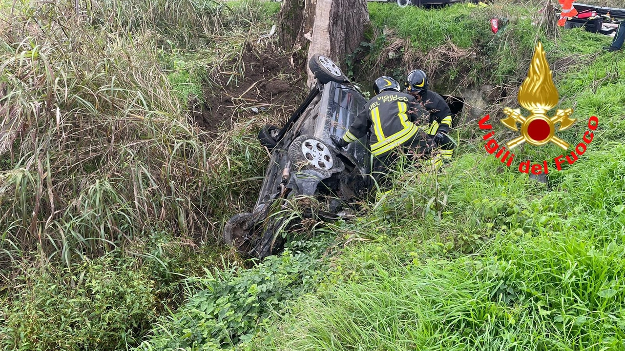 Pieve Fissiraga, auto esce di strada e si ribalta in un fossato: conducente ferito Pieve Fissiraga, auto esce di strada e si ribalta in un fossato: conducente ferito