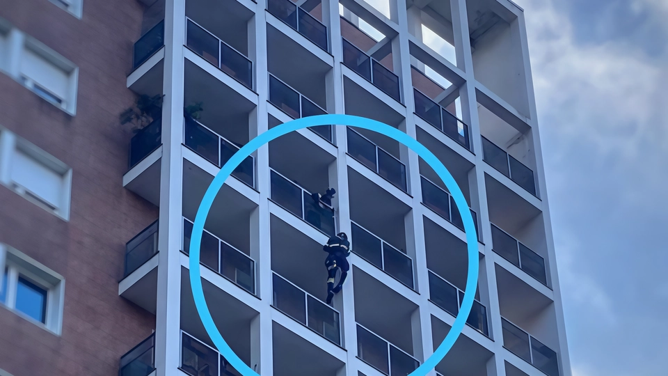 Vigili del fuoco di Lecco utilizzano tecniche alpinistiche per salvare persona bloccata in appartamento al decimo piano. Intervento riuscito, individuo soccorso e portato in ospedale. Vigili del fuoco di Lecco utilizzano tecniche alpinistiche per salvare persona bloccata in appartamento al decimo piano. Intervento riuscito, individuo soccorso e portato in ospedale.