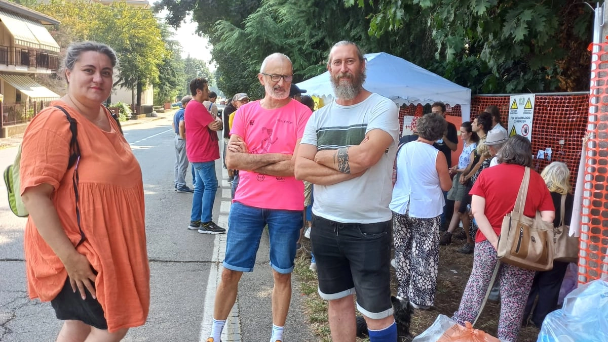 Dal 7 agosto decine di abitanti di Gallarate sono schierate in via Curtatone a difesa del bosco urbano Dal 7 agosto decine di abitanti di Gallarate sono schierate in via Curtatone a difesa del bosco urbano