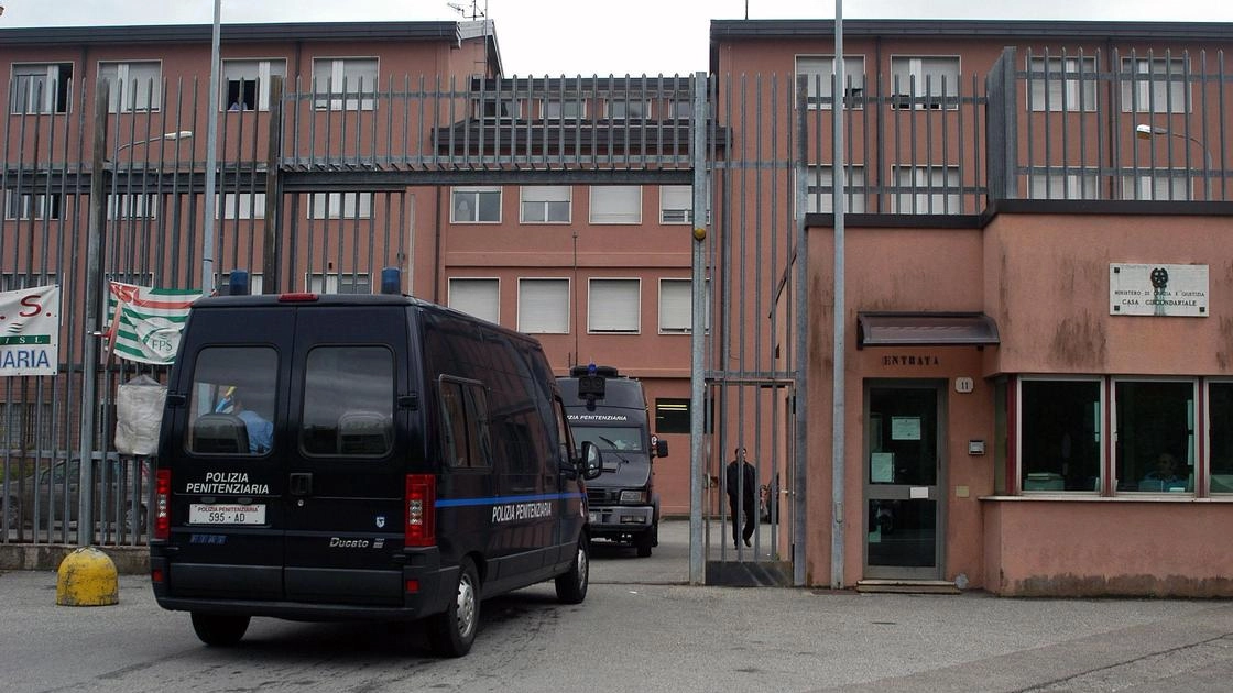 Il penitenziario Bassone Secondo la Procura di Milano anche i lavori nel carcere di Como sarebbero stati irregolari Il penitenziario Bassone Secondo la Procura di Milano anche i lavori nel carcere di Como sarebbero stati irregolari