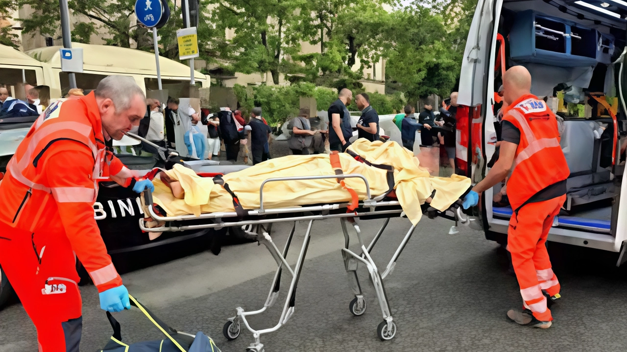 Il ferito è stato soccorso in strada e portato in codice rosso all’ospedale Niguarda Per fortuna non è in pericolo di vita Il ferito è stato soccorso in strada e portato in codice rosso all’ospedale Niguarda Per fortuna non è in pericolo di vita