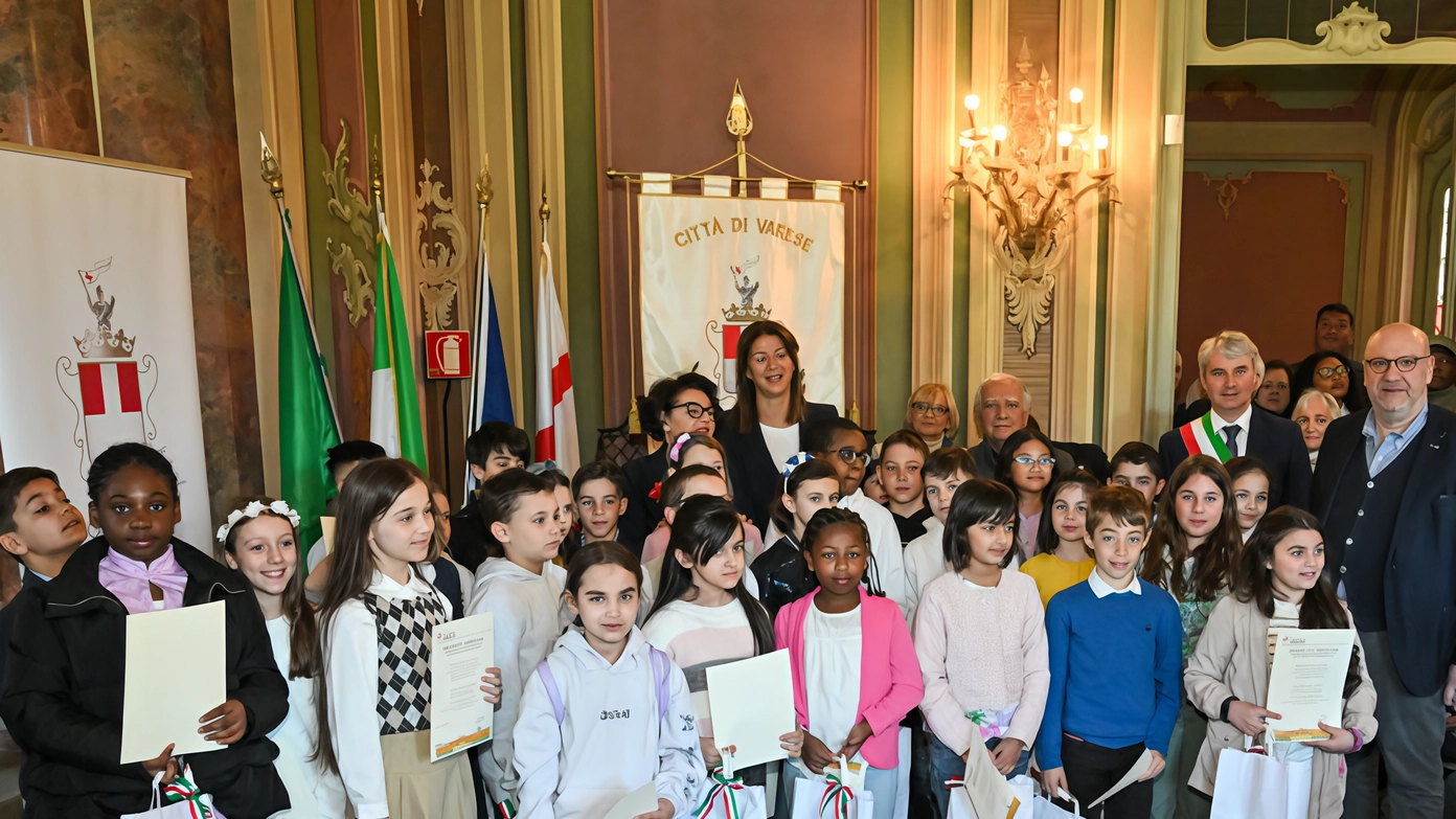 Varese, riconoscimenti del XXV Aprile agli scolari di terza, quarta e quinta. Il sindaco: coi vostri compagni divulgate i valori di libertà e coesione .