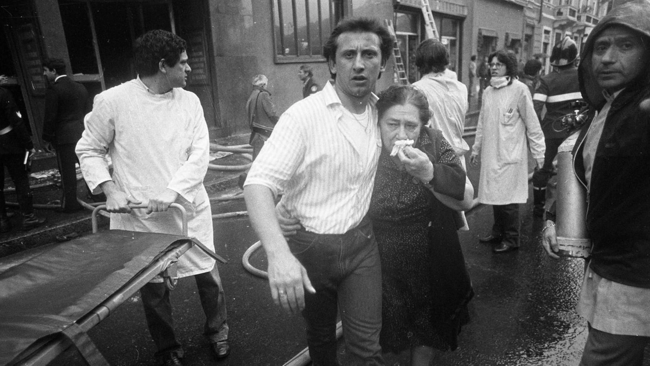 Un'immagine dei soccorsi dopo il rogo al cinema Eros (Archivio) Un'immagine dei soccorsi dopo il rogo al cinema Eros (Archivio)