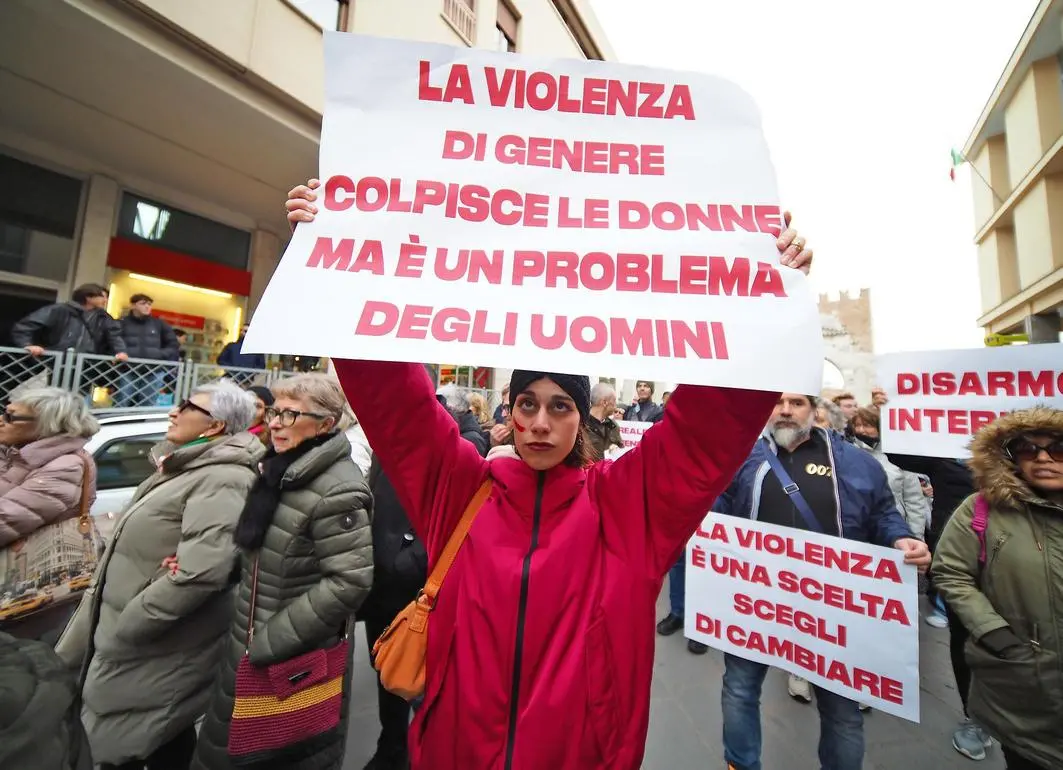 “Ti taglio la testa e la mando a tua madre”, poi morsi e pugni in faccia alla compagna: arrestato noto uomo d’affari