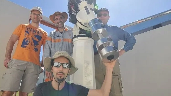 Osservatorio Schiaparelli del Campo dei Fiori a Varese: Luca Buzzi, Federico Bellini, Gianni Galli e Andrea Aletti, ritratti insieme al telescopio remoto in Namibia (Foto profilo facebook)