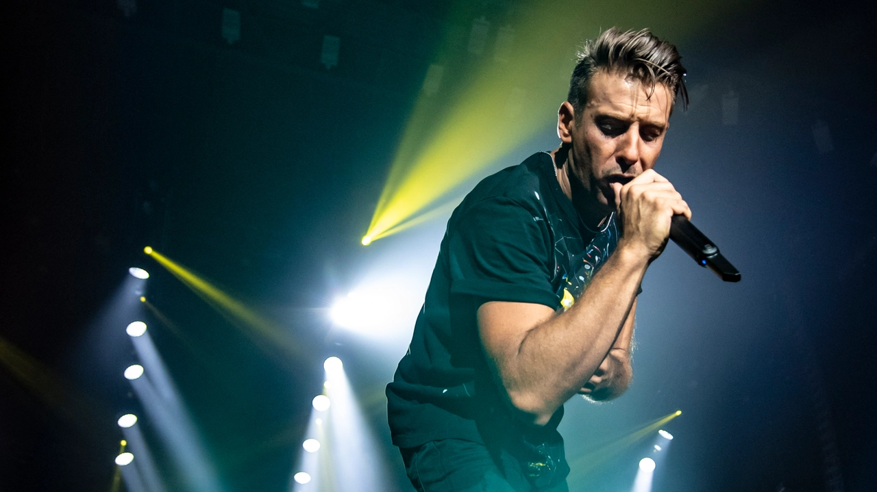 Francesco Gabbani durante uno dei suoi tanti concerti in giro per l’Italia Francesco Gabbani durante uno dei suoi tanti concerti in giro per l’Italia