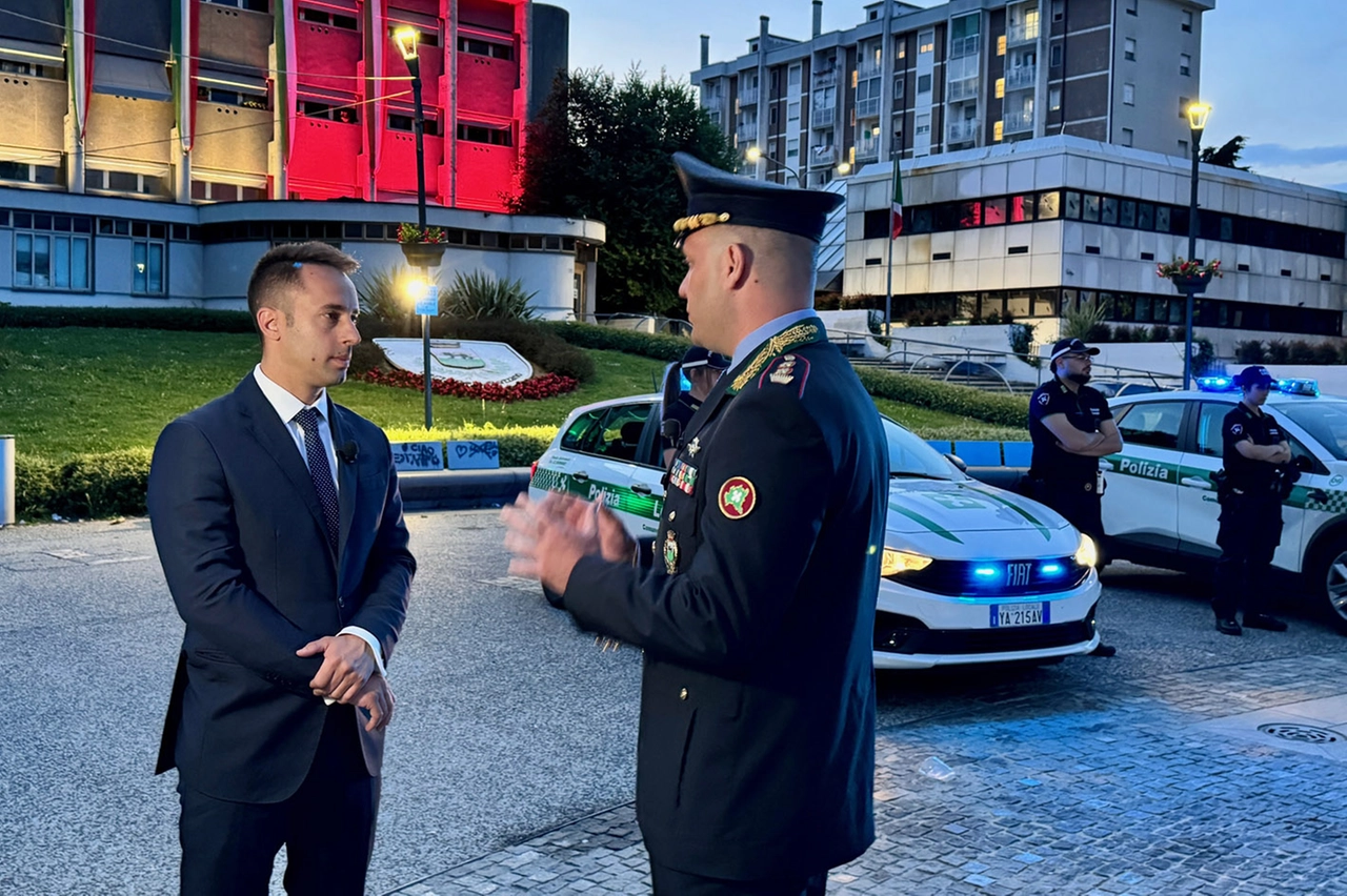 Controlli serali della polizia locale: da sinistra il sindaco Mattia Ferretti e il comandante Alessandro Bottari