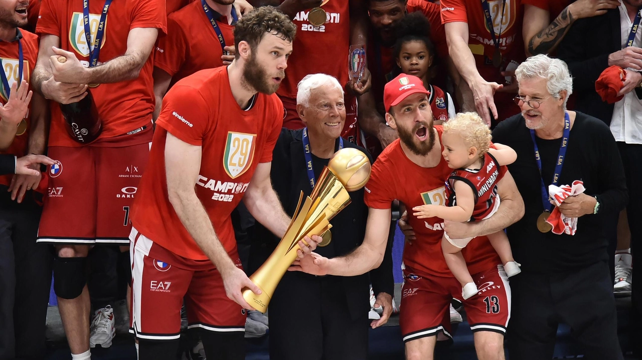 Giorgio Armani durante uno dei tanti festeggiamenti per i successi della sua Olimpia: qui nel 2022 dopo la finale scudetto con Bologna