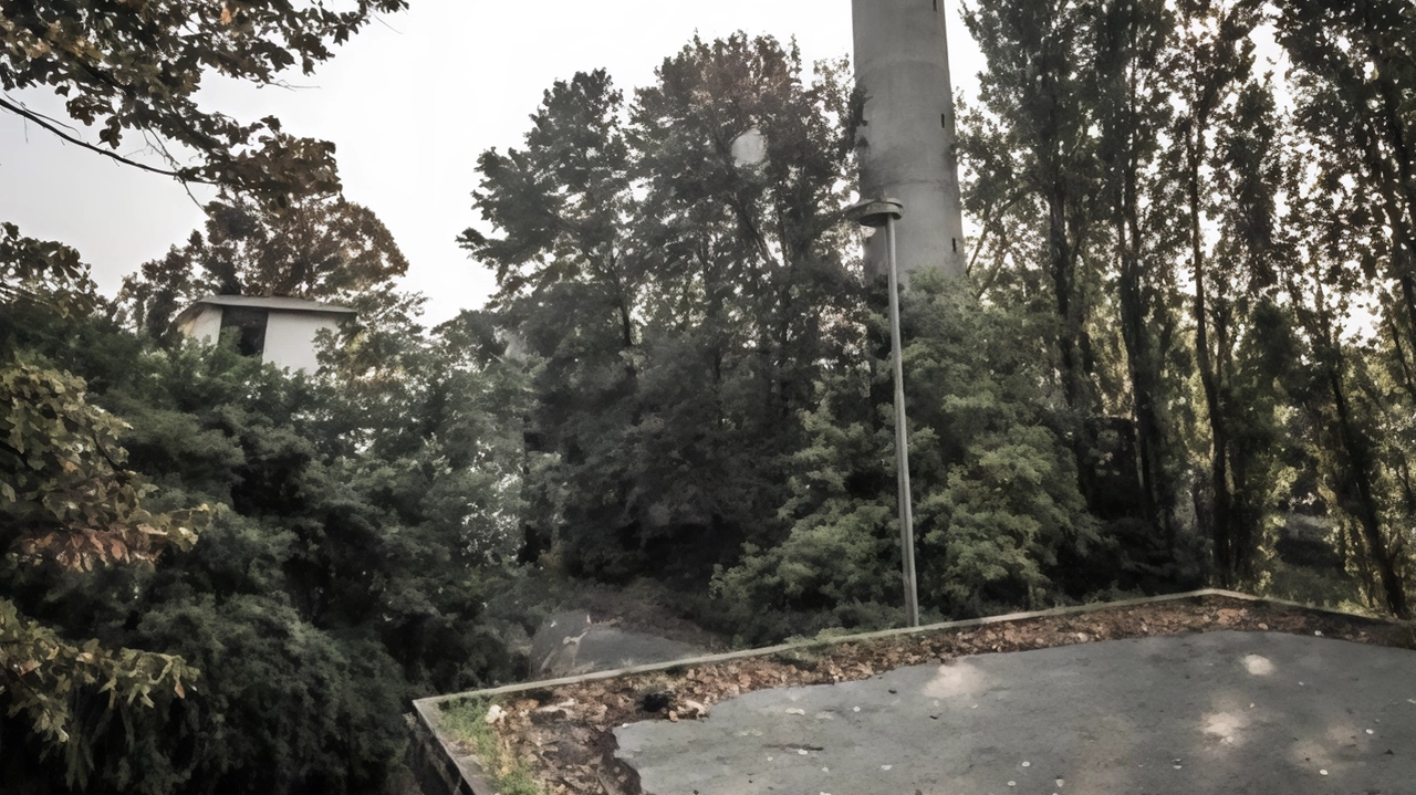La torre della ex Fardeco è stata scalata da due adolescenti che si sono filmati è uno degli ultimi episodi che hanno destato allarme La torre della ex Fardeco è stata scalata da due adolescenti che si sono filmati è uno degli ultimi episodi che hanno destato allarme