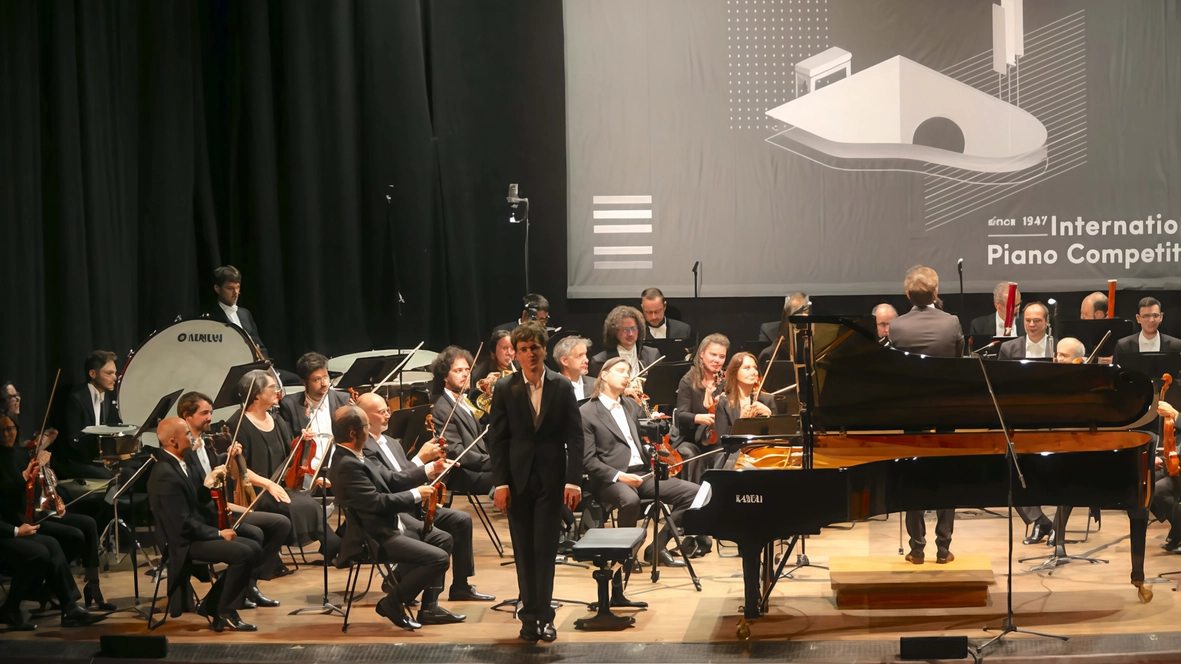 Konstantin Emelyanov sul palco del Manzoni con l’. Orchestra sinfonica di Milano Konstantin Emelyanov sul palco del Manzoni con l’. Orchestra sinfonica di Milano
