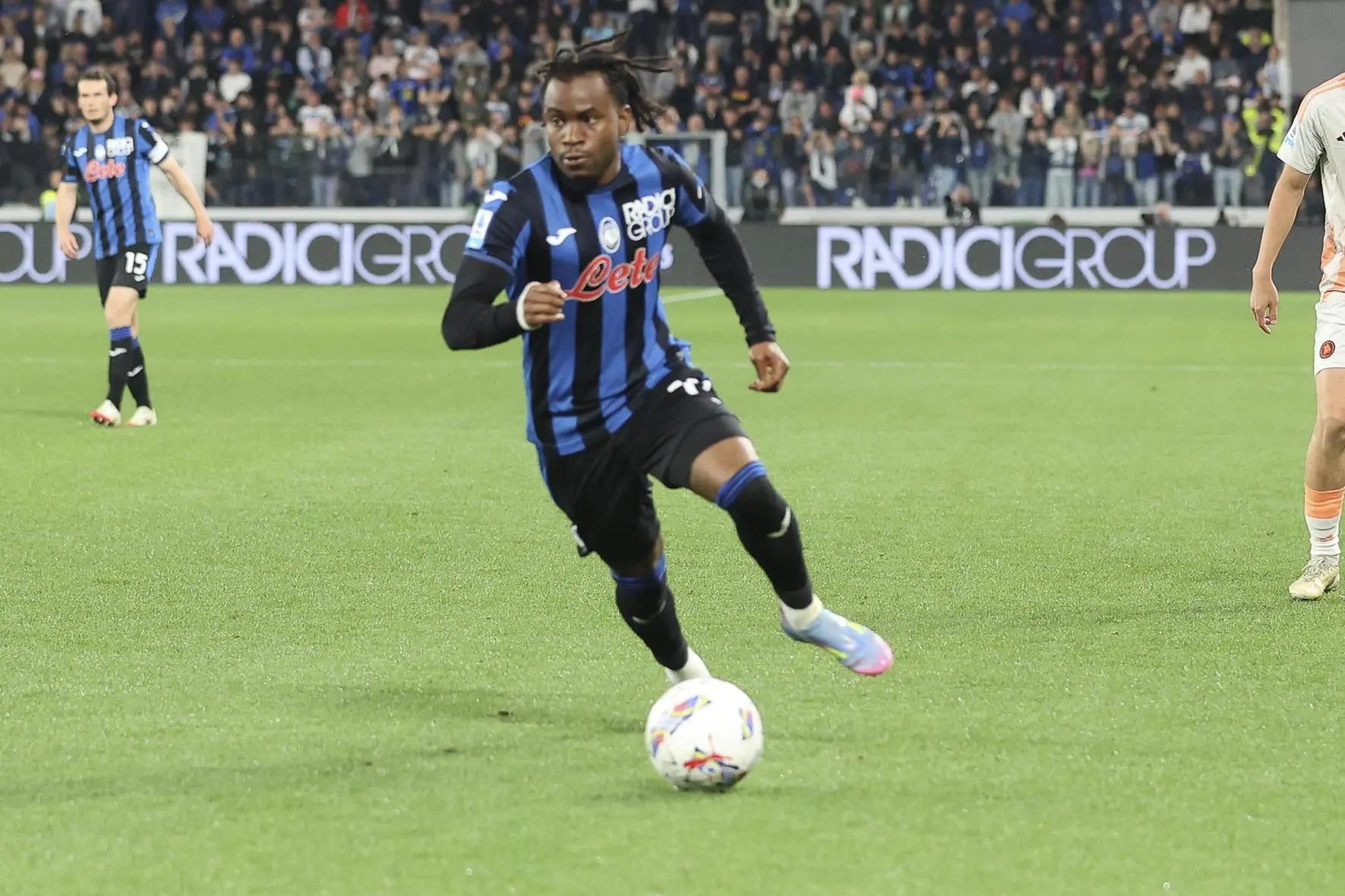 Affari, incroci e dispetti. Inter-Lookman, primo no. Milan, segnali da Jashari