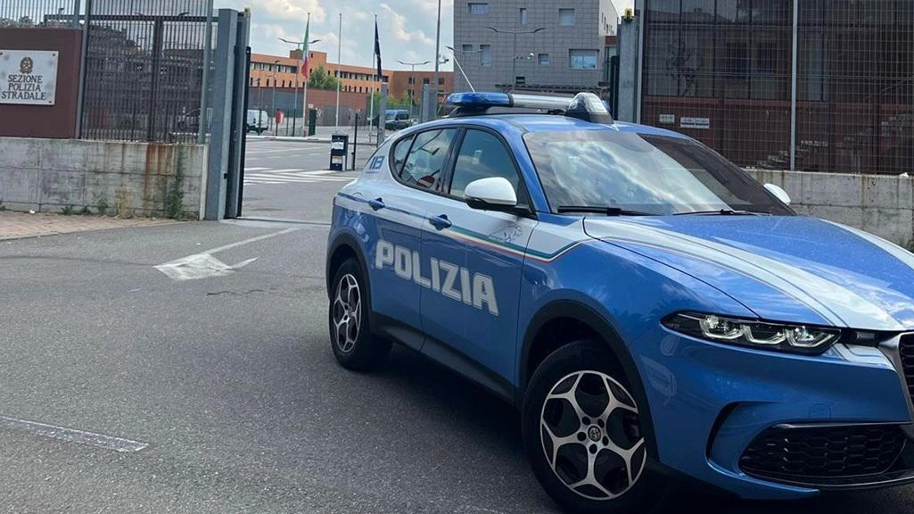 Decisivo l’intervento della Volante per bloccare lo stalker, che ha tentato di aggredire anche gli agenti Decisivo l’intervento della Volante per bloccare lo stalker, che ha tentato di aggredire anche gli agenti